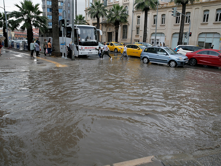 İzmir'de Etkili Olan Sağanak Su Baskınlarına Neden Oldu