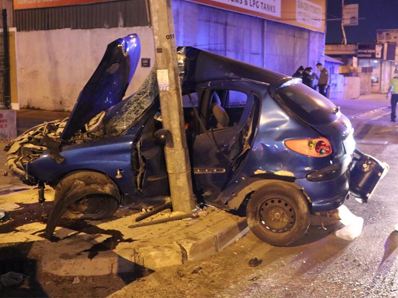 İzmir'de Aydınlatma Direğine Çarpan Otomobilin Sürücüsü Ağır Yaralandı