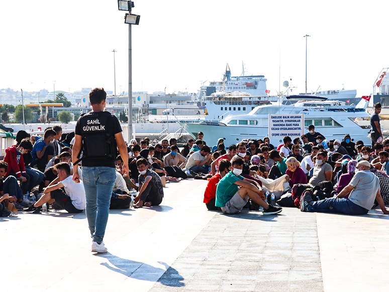 Motoryatları Su Alan  Göçmenleri Kuru Yük Gemisi Kurtardı