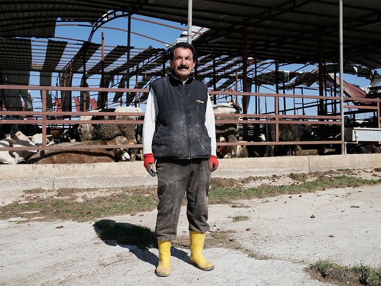 Çeşmeli Çoban, Hortumda Çatısı Yıkılan Evdeki Ailesinin ve Çiftlikteki Hayvanların Yardımına Koştu