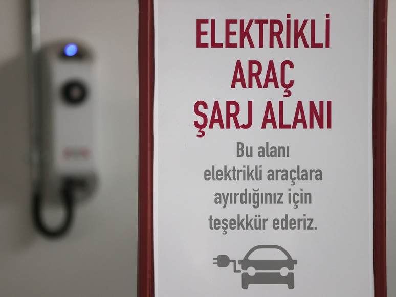 Tesla'nın Süper Şarj İstasyonu Kararı İzmir'de Şoför ve Otomobilcileri Sevindirdi