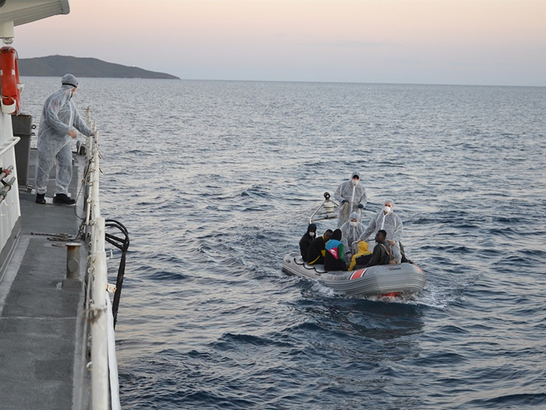 İzmir'de Türk Kara Sularına Geri İtilen 69 Sığınmacı Kurtarıldı