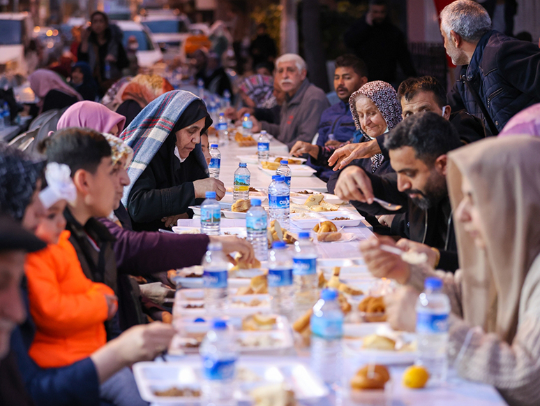 Türk Kızılay, Şehit Kupşen Anısına Bin Kişilik İftar Programı Düzenledi