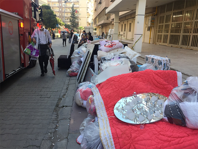 İzmir'de Depremden Hasar Gören Evlerden Konut Sahipleri Eşyalarını Çıkartıyor