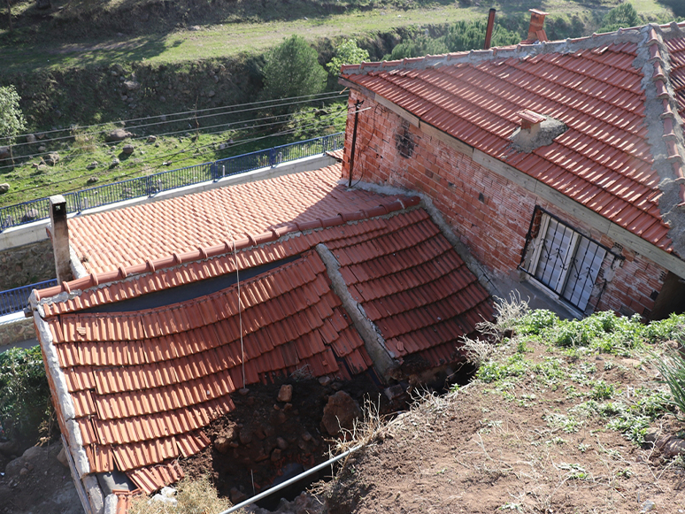 İzmir'de Heyelandan Zarar Gören Evlerde Yaşayanlar Tedirgin