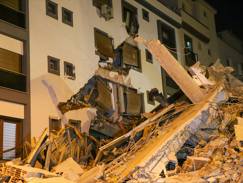 İzmir'de Ağır Hasarlı Bina Kontrollü Yıkım Yapılırken Yanındaki Binanın Üzerine Çöktü