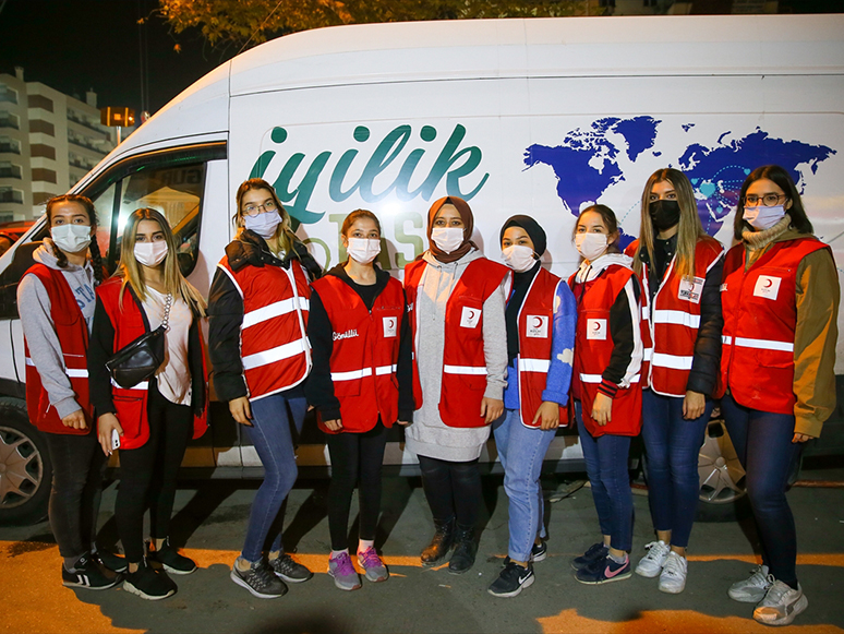 Türk Kızılay’ın Yardım Gönüllüsü Kadınlar İzmir Depreminde de Yaraları Sarıyor