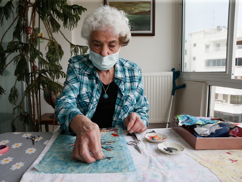 İzmir'de 90 Yaşındaki Ressam Atlattığı Koronavirüsü Sanat Eserlerine Yansıttı