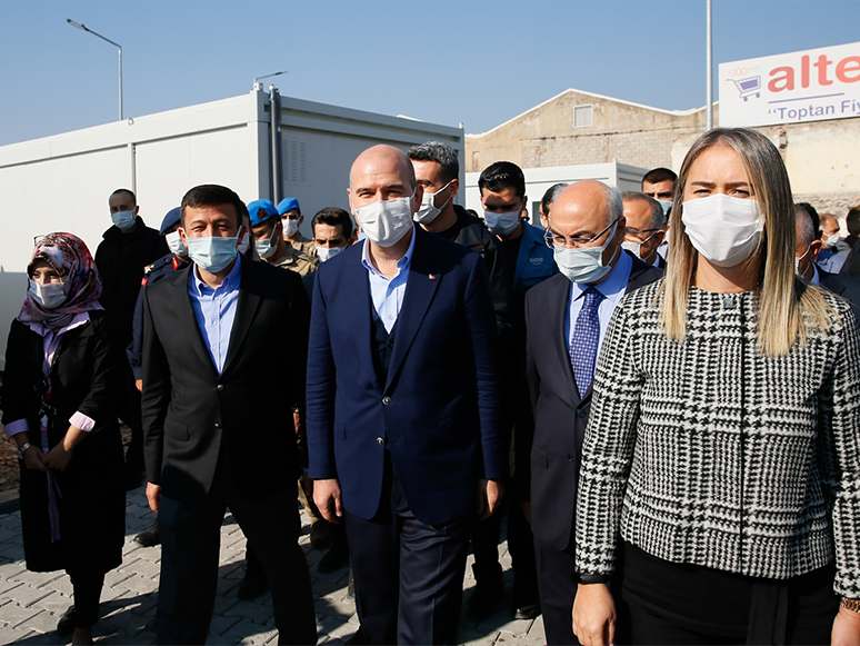İçişleri Bakanı Süleyman Soylu, İzmir'de Deprem Bölgesinde İncelemelerde Bulundu
