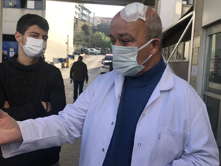 İzmir'de Yakınına Maske Uyarısında Bulunan Doktoru Darp Ettiği Öne Sürülen Kişi Gözaltına Alındı