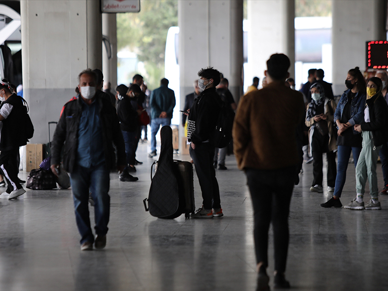 Tam Kapanma Öncesi İzmir Otogarı'nda Yoğunluk Yaşanıyor