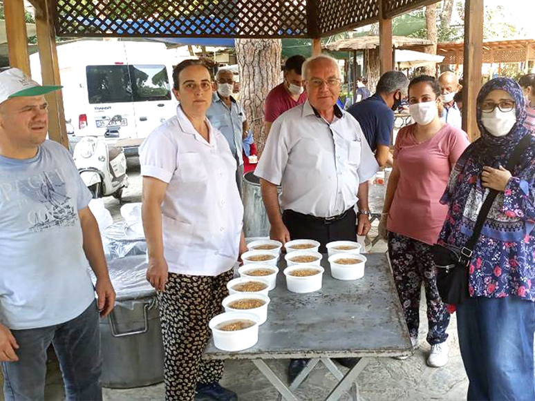 Ödemiş'te Esnaftan İmece Usulü Aşure Etkinliği