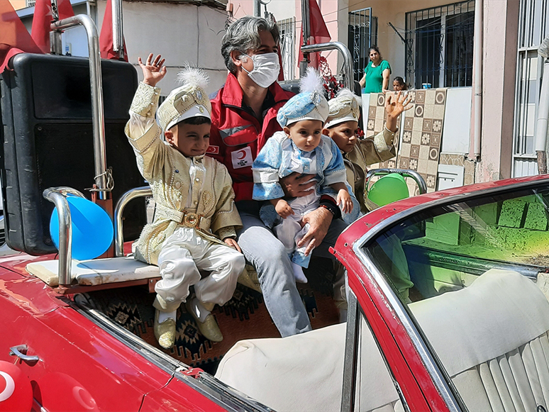 Sünnet Çocuklarının Üstü Açık Otomobille Gezi Hayalini Kızılay Gerçekleştirdi