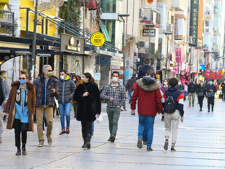 Covid-19 Vaka Sayısında Artış Kaydedilen İzmir'in İşlek Noktalarında Yoğunluk Gözlendi