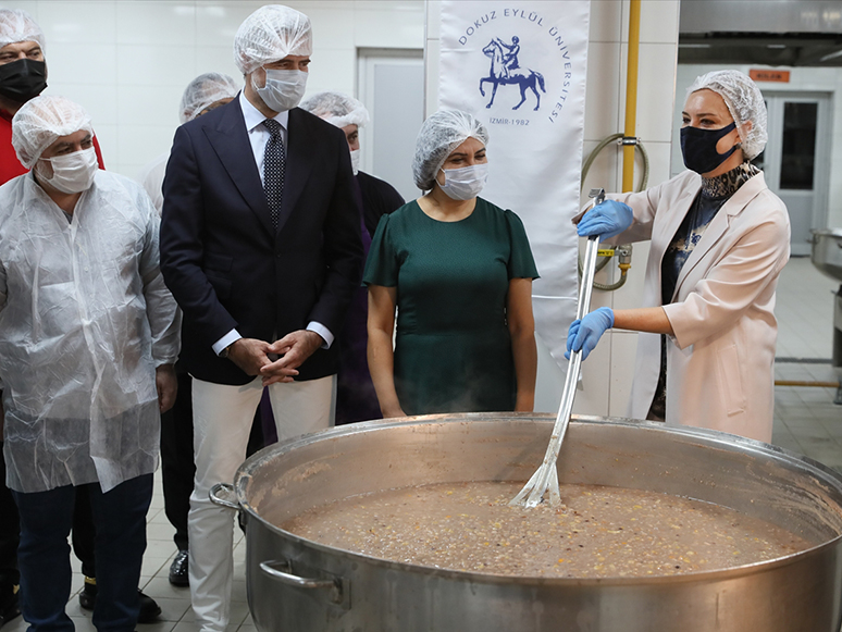 Dokuz Eylül Üniversitesi Öğrencileri 1000 Kişilik Aşure Hazırladı