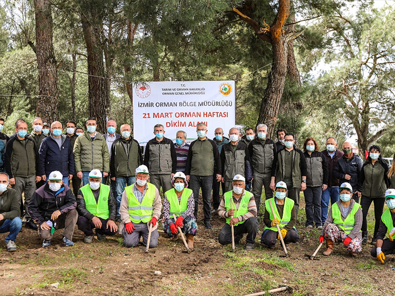 İzmir Orman Bölge Müdürlüğü Çalışanları 500 Fidanı Toprakla Buluşturdu