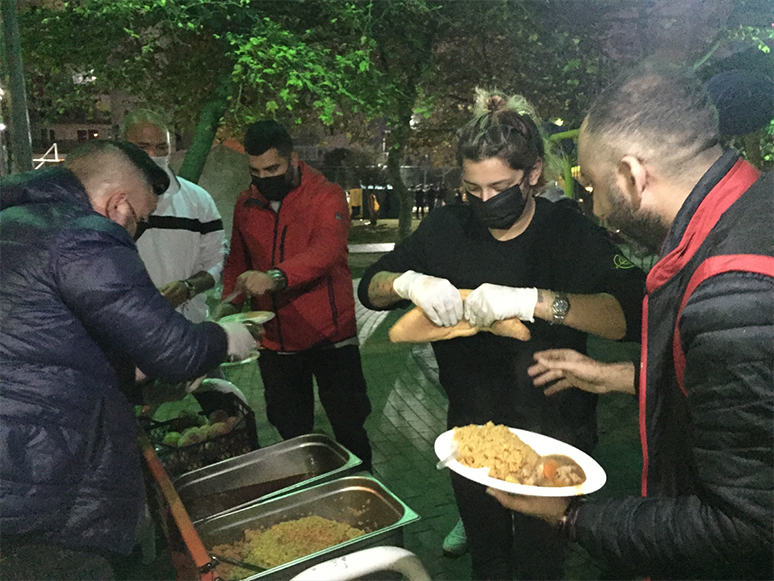 Gönüllüler Dayanışmayla Depremzedelerin Acısını Hafifletmeye Çalışıyor