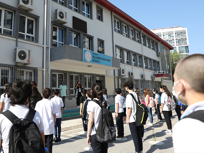 İzmir'de Ortaokul ve Lise Öğrencileri Yüz Yüze Eğitimin Başlamasıyla Okullarına Döndü