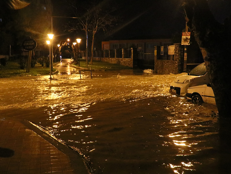 İzmir'de Sağanak, Sel ve Su Baskınlarına Neden Oldu
