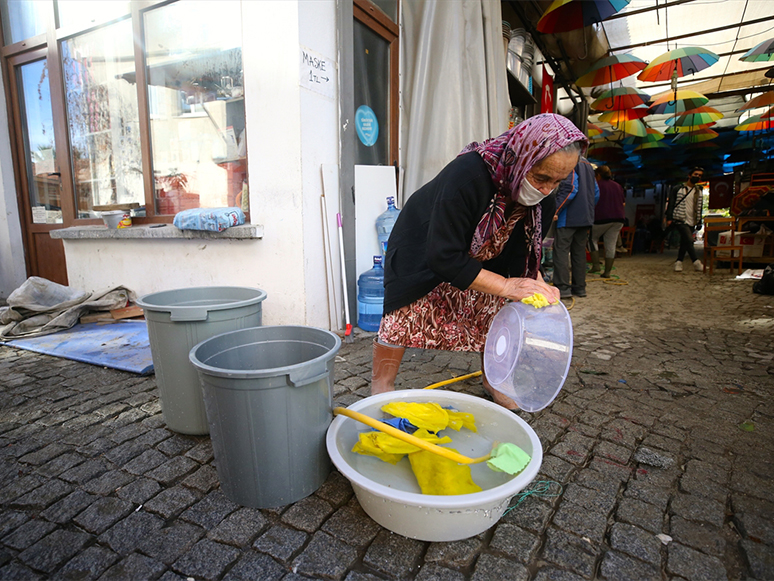 Seferihisar'da Depremin Yaraları Sarılmaya Çalışılıyor