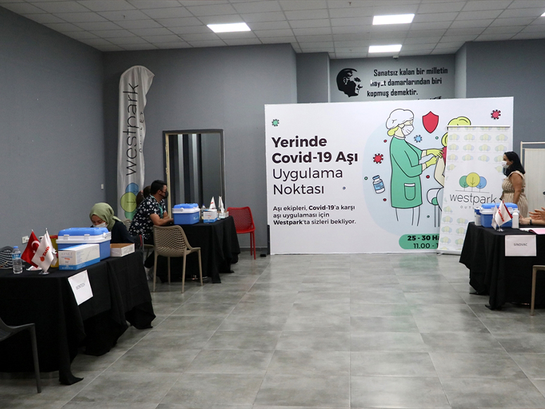 İzmir'de Alışveriş Merkezinde Aşı Yapılmaya Başlandı