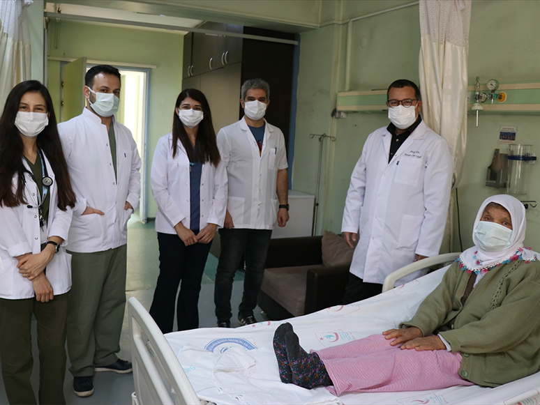 Covid-19 Tedavisinde 80 Gün Cihaza Bağlı Kalan Kadın Soluk Borusu Ameliyatıyla Kurtuldu