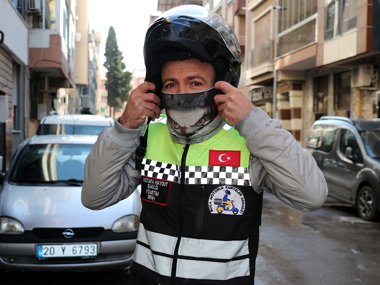 İzmir'de Sele Kapılan Motosikletin Sürücüsü O Anları Anlattı