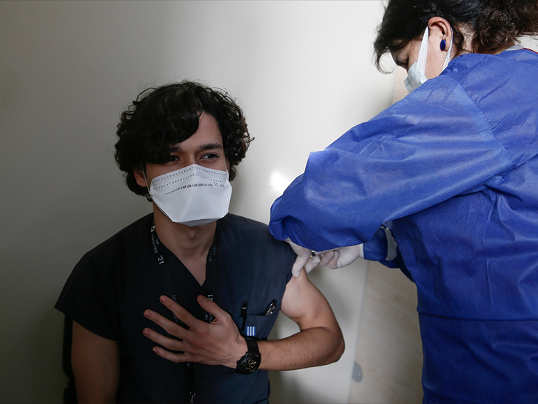 İzmir'de Coronavac Aşısının İkinci Dozu Sağlık Çalışanlarına Yapılmaya Başlandı