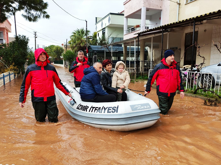 İzmir'de Şiddetli Yağışın Yol Açtığı Zarar Büyüyor