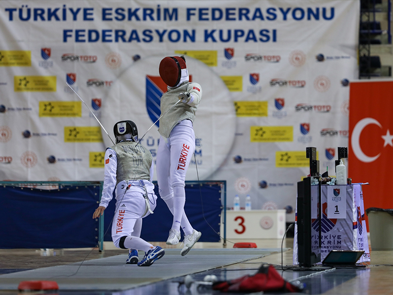 Eskrimde Federasyon Kupası Müsabakaları İzmir'de Başladı