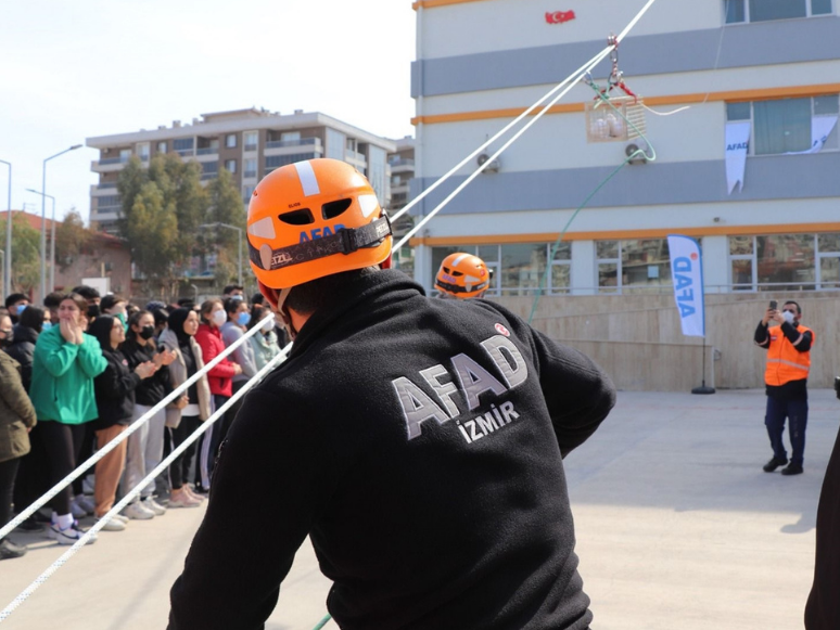 AFAD Ekipleri Karabağlar'da Deprem Tatbikatı Yaptı