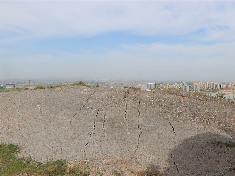 İzmir'de Zeminde Çatlaklar Görülen Mahalledeki 5 Ev Daha Boşaltıldı