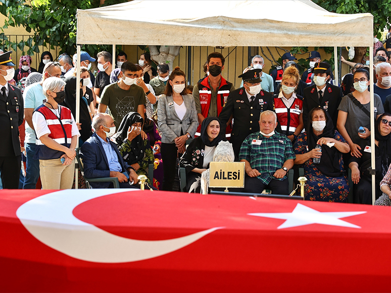 Kars'ta Trafik Kazasında Şehit Olan Jandarma Astsubay Kıdemli Başçavuş Öztürk'ün Cenazesi İzmir'de Defnedildi