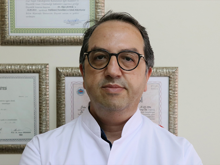 Koronavirüs Bilim Kurulu Üyesi Prof. Dr. Alper Şener'den Açık Alanda Bayramlaşın Tavsiyesi
