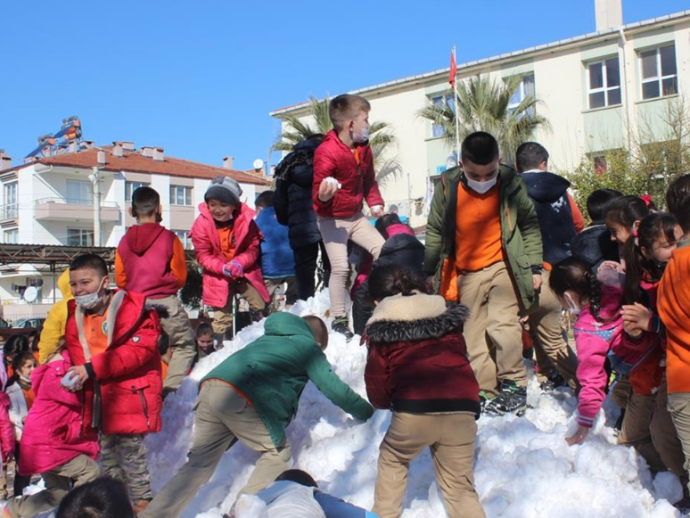 Ödemiş'te Öğrenciler İçin Okul Bahçelerine Kar Taşındı