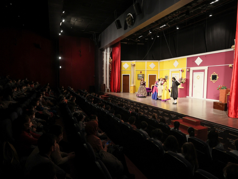 İzmirli İş Kadını Dezavantajlı Bölgelerde Yaşayan Çocukları Tiyatroyla Tanıştırıyor