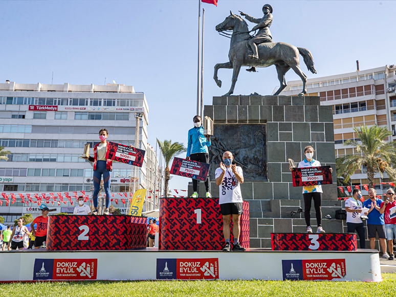 9 Eylül Uluslararası İzmir Yarı Maratonu Tamamlandı
