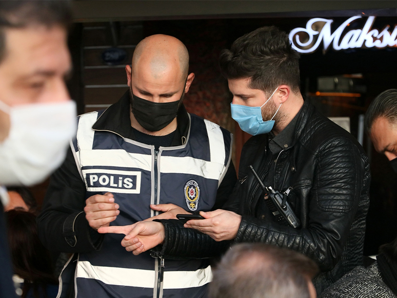 İzmir'de Polis Ekipleri Kafe ve Restoranların Covid-19 Tedbirlerini Denetledi