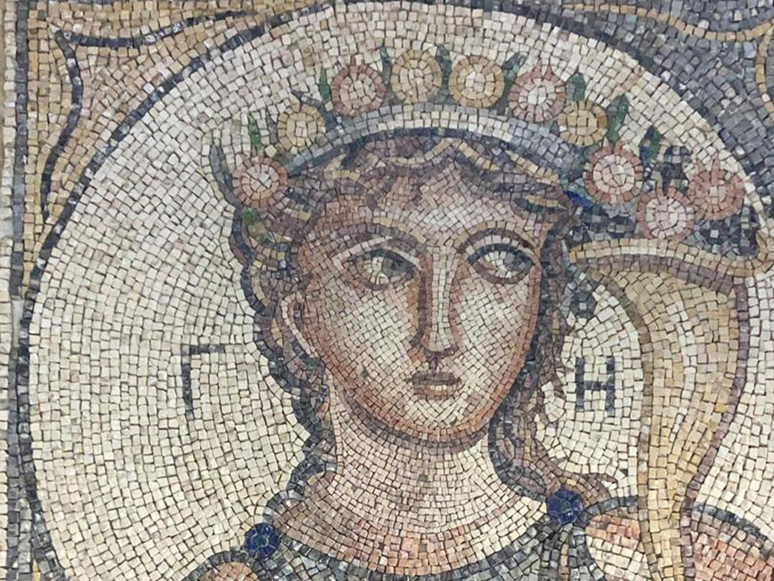 İzmir'de 2 Bin Yıllık Olduğu Değerlendirilen Mozaik Ele Geçirildi
