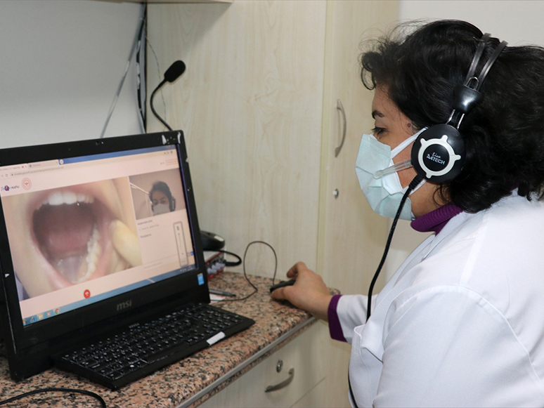 İzmir'de Covid-19 Hastaları İçin Çevrimiçi Diş Muayenesi