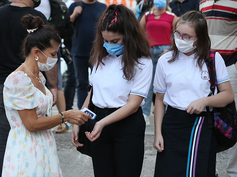 İzmir'de Yüz Yüze Eğitim İçin Okulla Buluşan Öğrenciler Coşkuyla Karşılandı