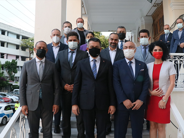 Tarım ve Orman Bakanı Pakdemirli, İzmir İl Sağlık Müdürlüğünü Ziyaret Etti
