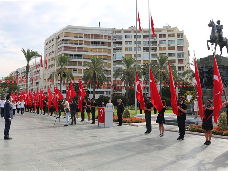 İzmir'de İlköğretim Haftası Kutlandı