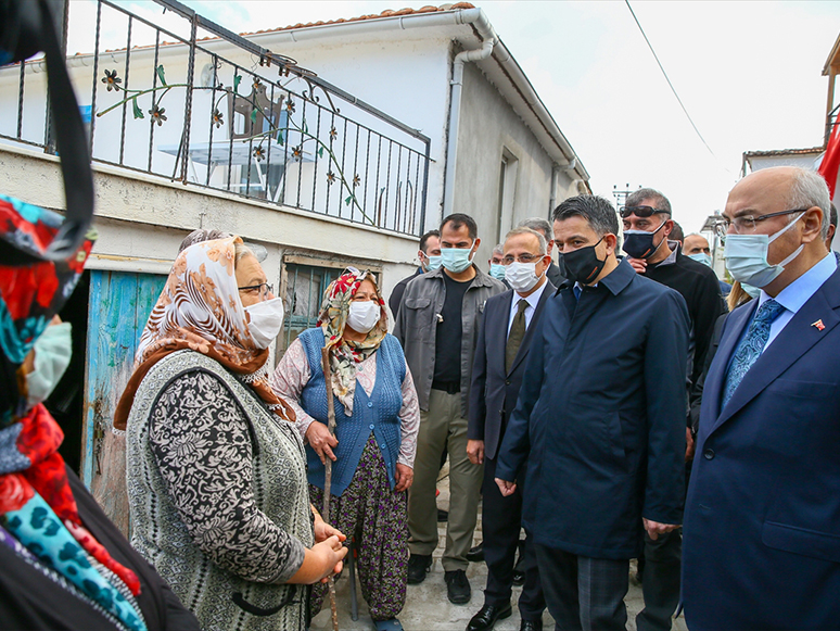 Bakan Pakdemirli, Depremden Etkilenen Karaburun'da İncelemelerde Bulundu