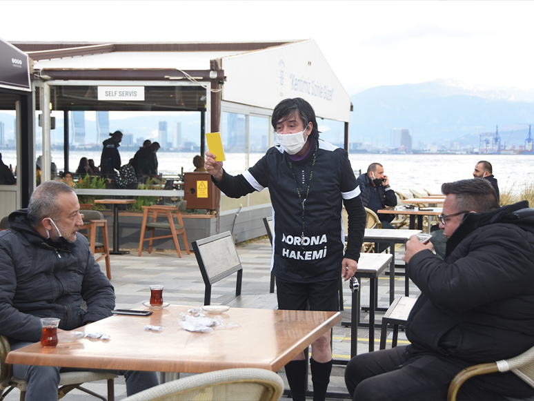 Sinema Oyuncusu Osman Cavcı, İzmir'deki Kafeteryalarda Hakem Kostümüyle Covid-19 Tedbirlerine Dikkati Çekiyor