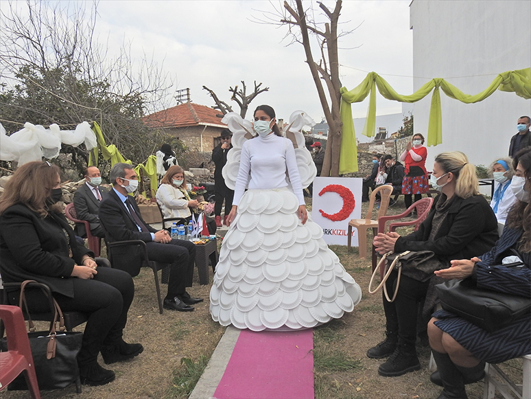 İzmir'de Engelli Anneleri, Defilede Atık Malzemelerden Tasarlanan Kıyafetleri Sergiledi