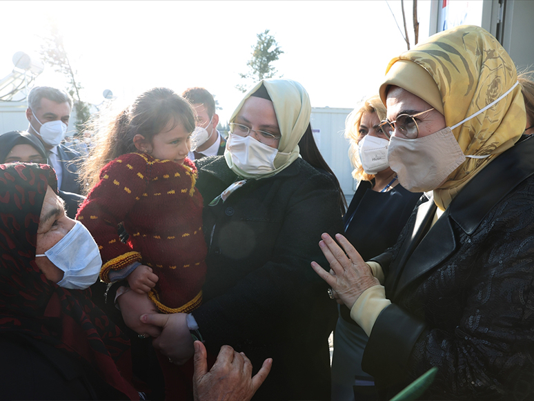 Cumhurbaşkanı Erdoğan'ın Eşi Emine Erdoğan, İzmir'de Depremzedeleri Ziyaret Etti