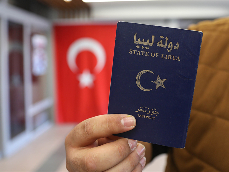 Libya'dan 25 Yıl Sonra Gelen İlk Geminin Yolcularına Lokum İkram Edildi