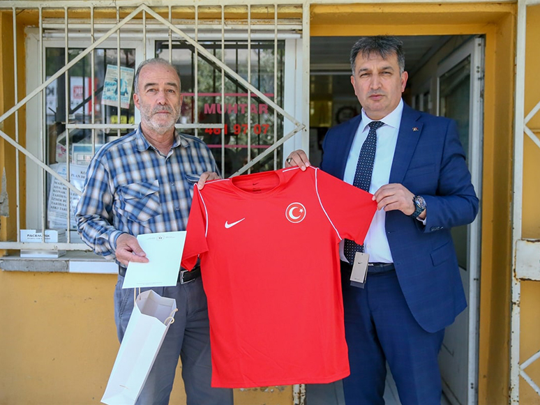 İzmir'de Muhtarlara Gençlik ve Spor Yatırımları Mektubu Verildi