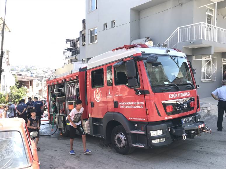 İzmir’de Yangın 3 Eve Hasar Verdi